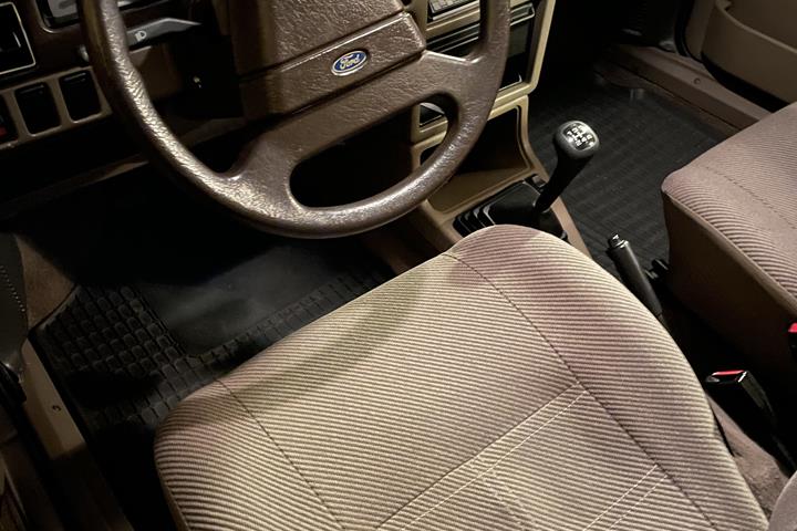 Brun Ford Escort fra 1985