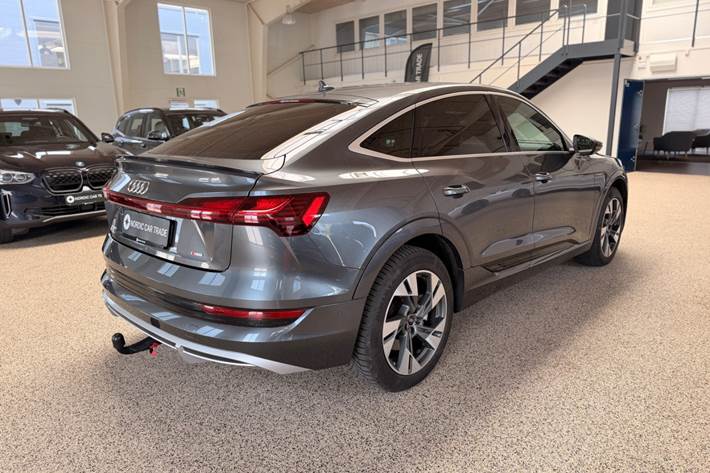 Grå Audi e-tron fra 2020