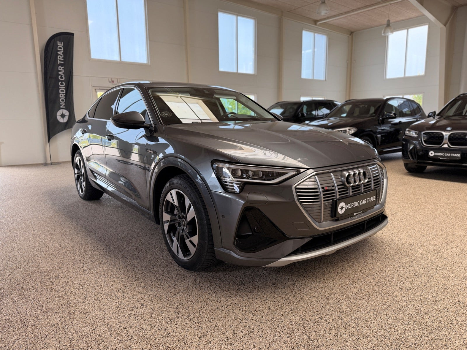 Grå Audi e-tron fra 2020