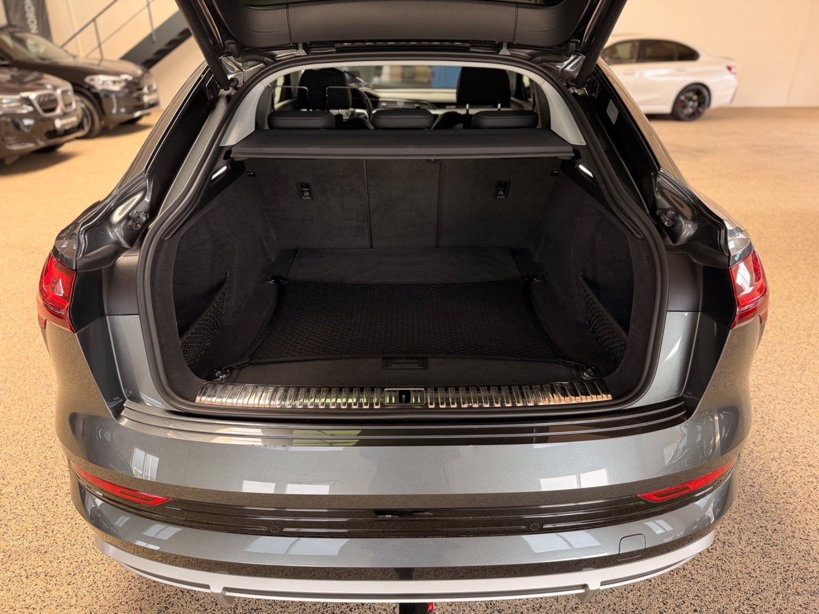 Grå Audi e-tron fra 2020