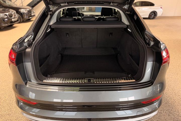 Grå Audi e-tron fra 2020