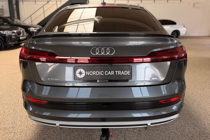 Grå Audi e-tron fra 2020