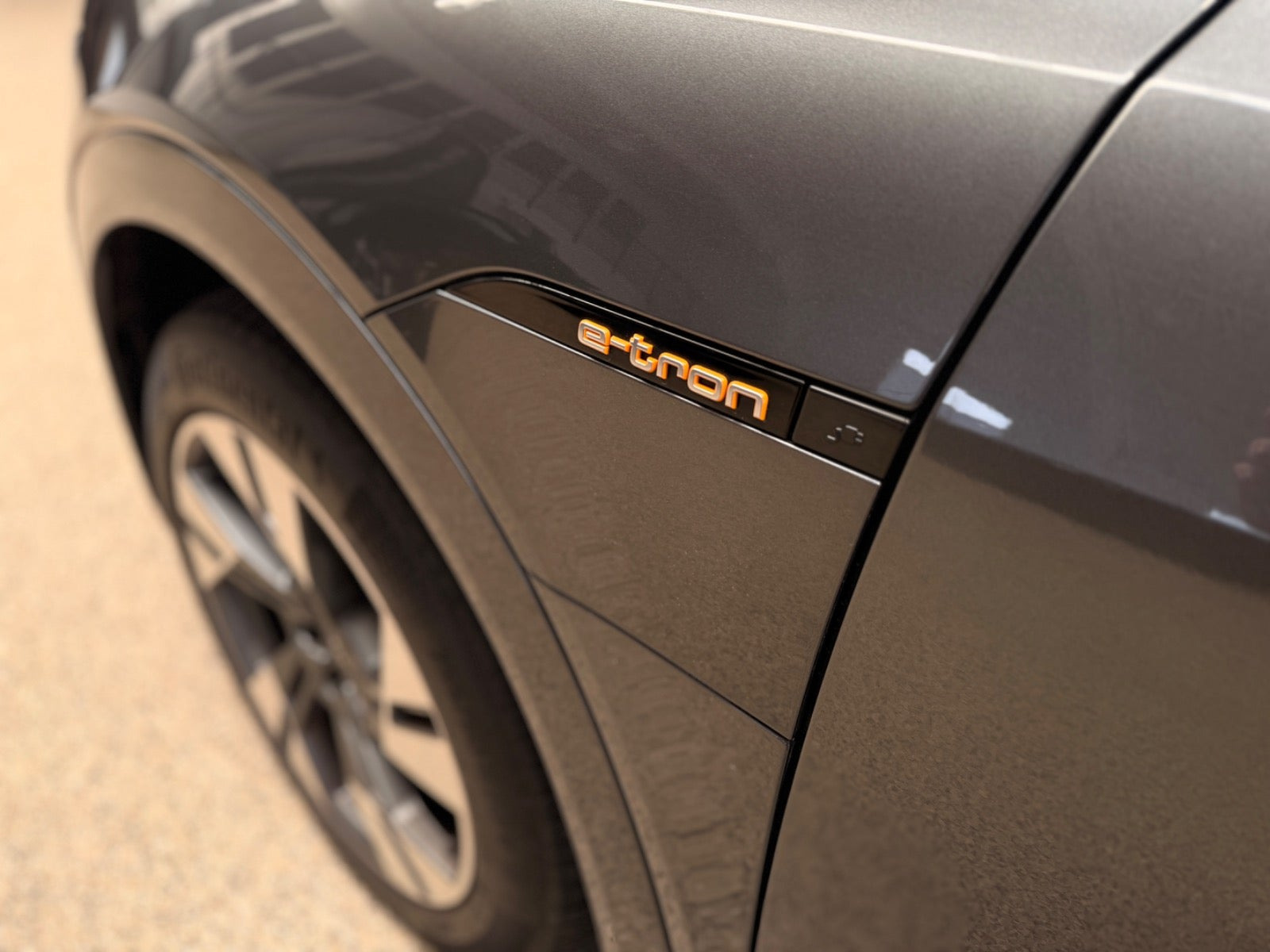 Grå Audi e-tron fra 2020