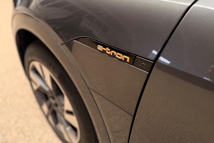 Grå Audi e-tron fra 2020