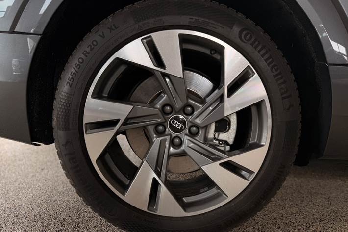 Grå Audi e-tron fra 2020