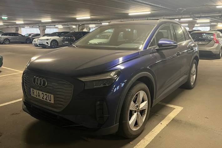 Blå Audi Q4 e-tron fra 2023