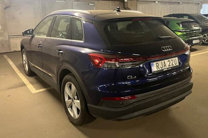 Blå Audi Q4 e-tron fra 2023