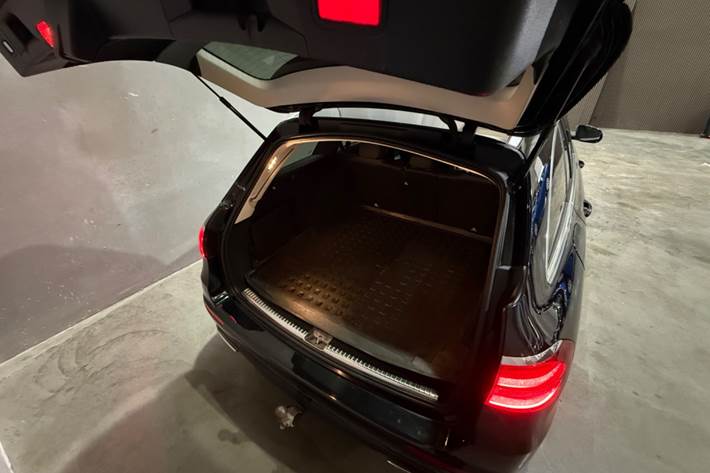 Sort Mercedes E300 d fra 2019