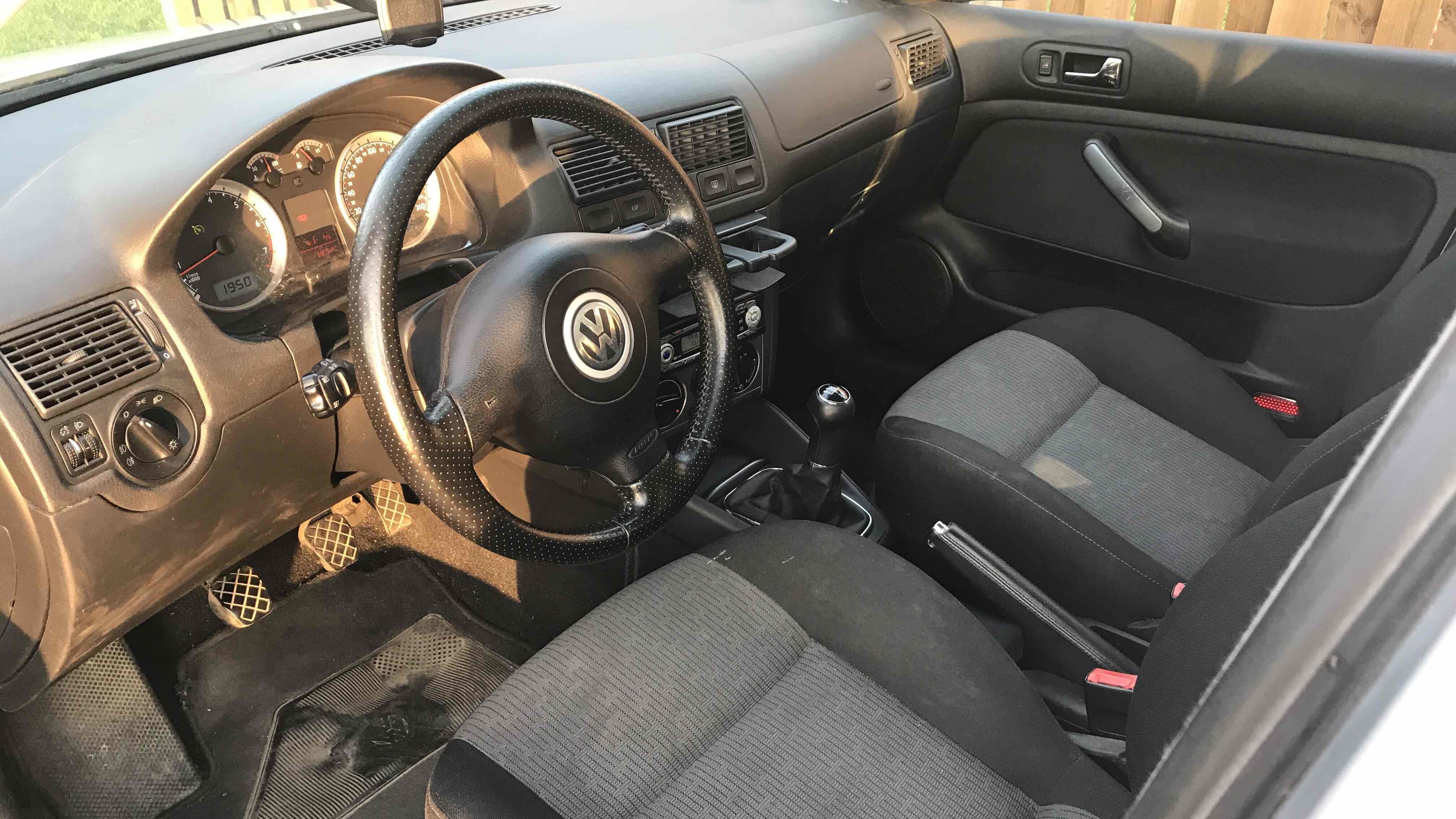 Grå VW Golf IV fra 2005