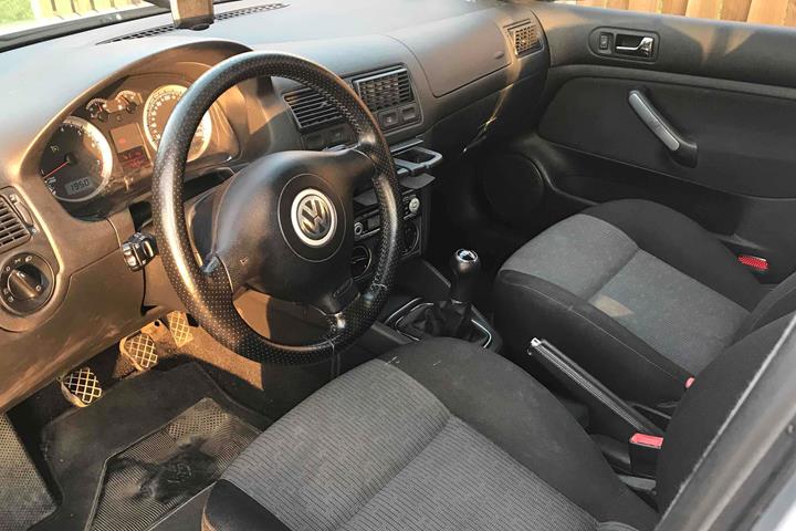 Grå VW Golf IV fra 2005