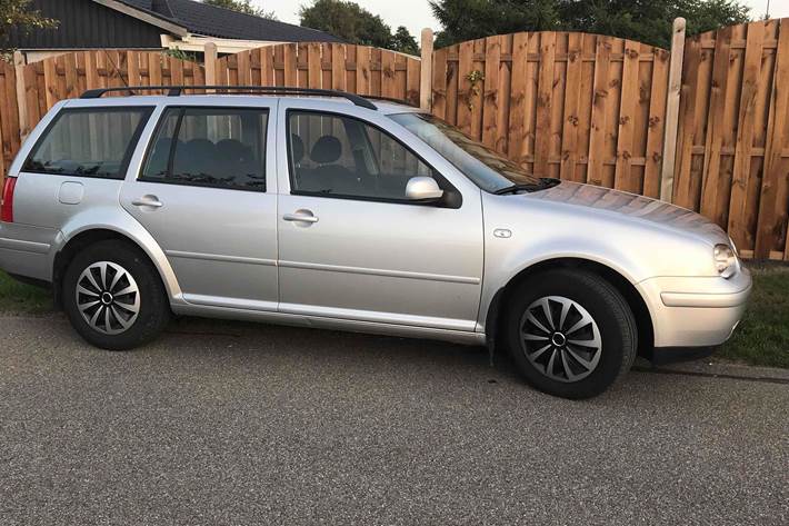 Grå VW Golf IV fra 2005