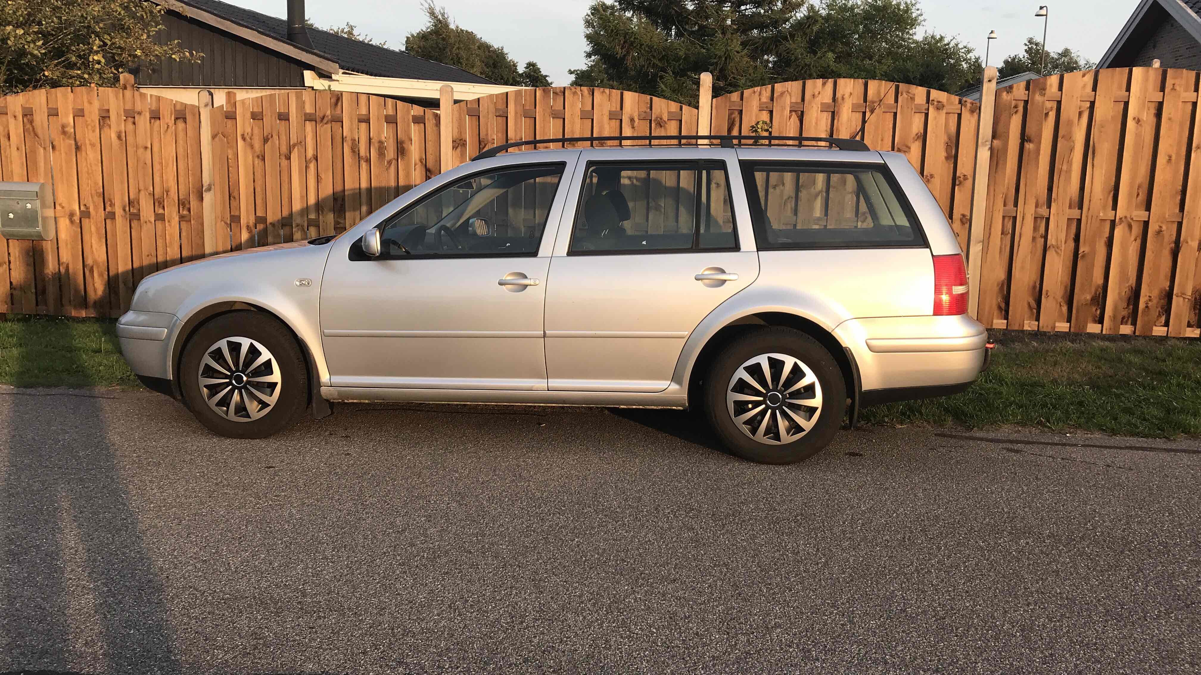Grå VW Golf IV fra 2005