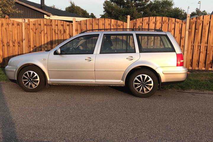 Grå VW Golf IV fra 2005