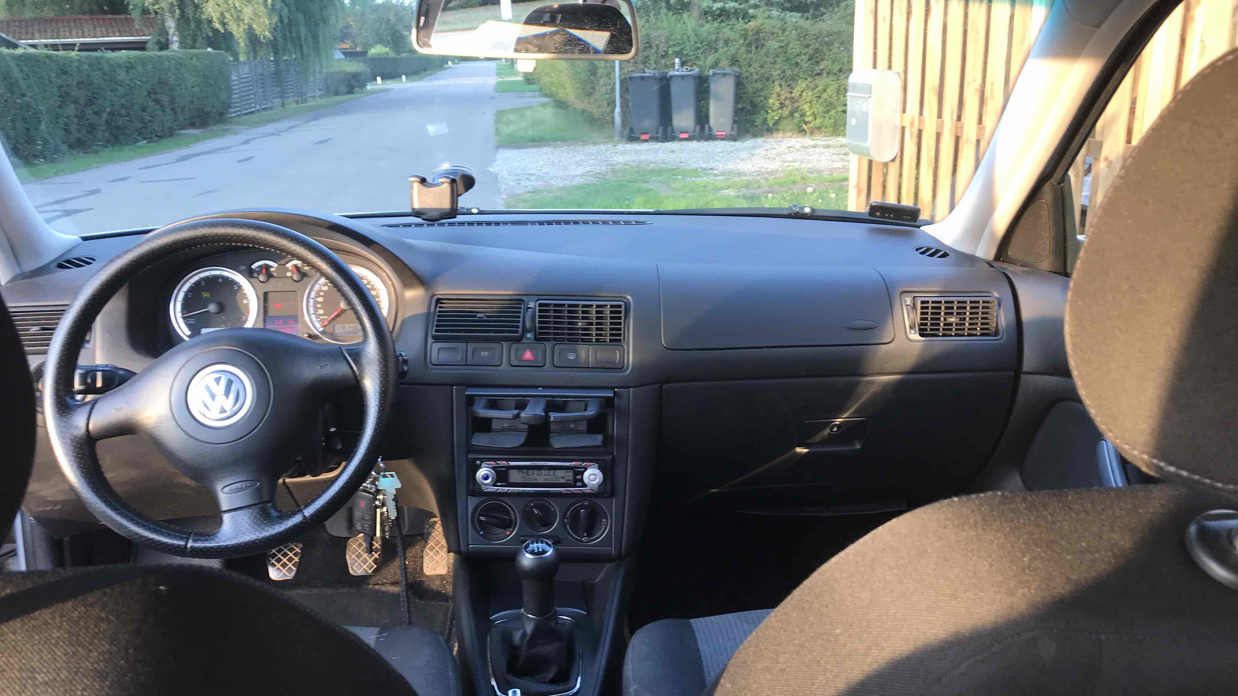 Grå VW Golf IV fra 2005