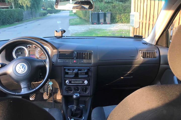 Grå VW Golf IV fra 2005