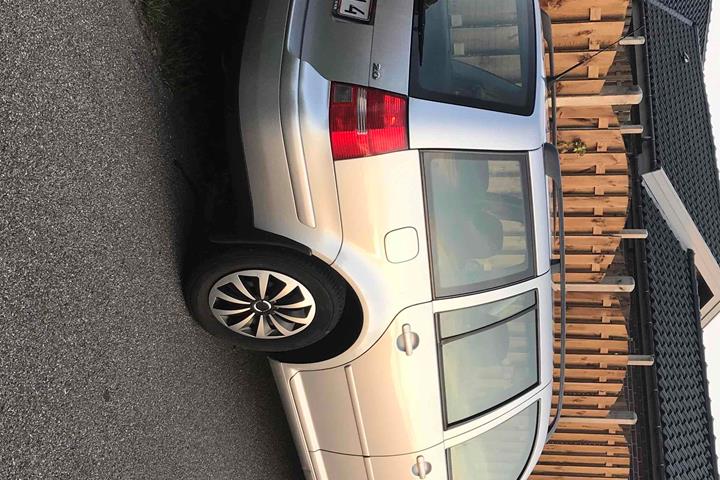 Grå VW Golf IV fra 2005