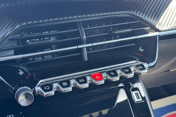 Hvid Peugeot 2008 fra 2023
