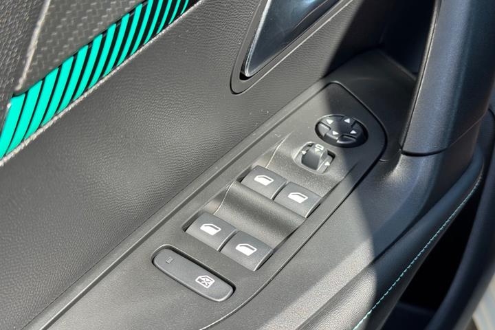 Hvid Peugeot 2008 fra 2023