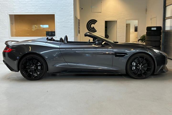 Grå Aston Martin Vanquish fra 2016