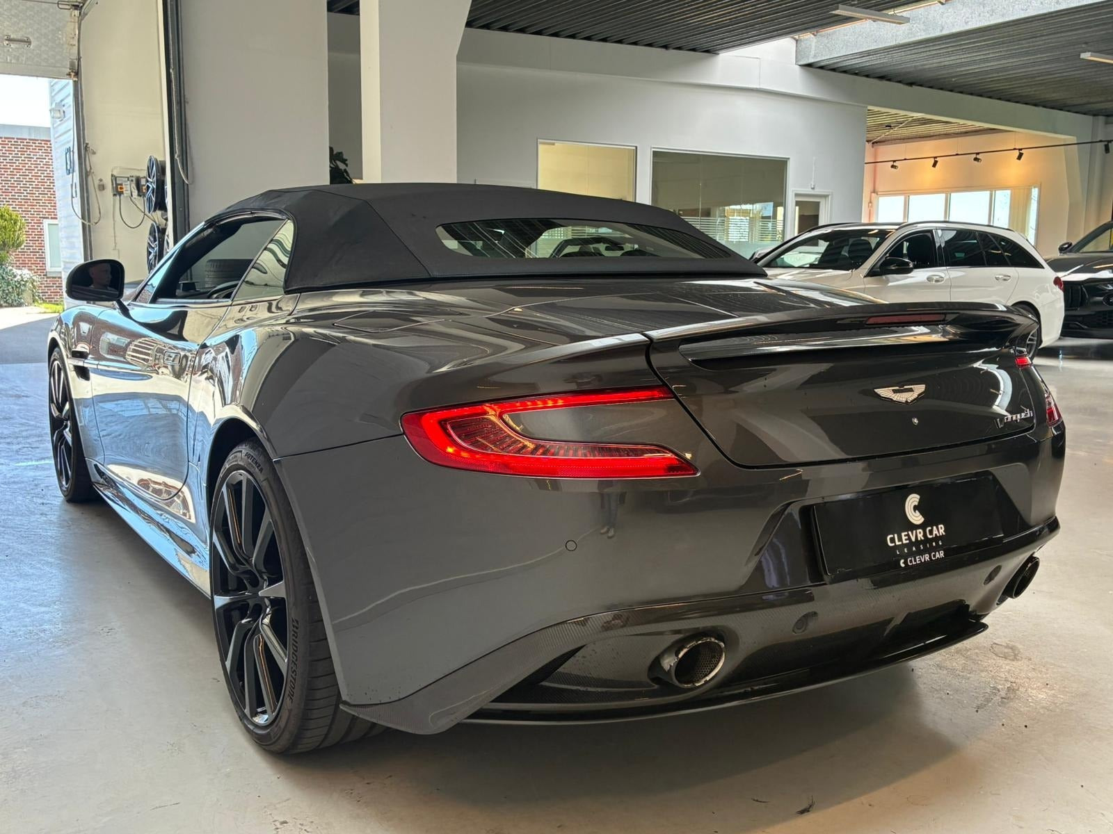 Grå Aston Martin Vanquish fra 2016