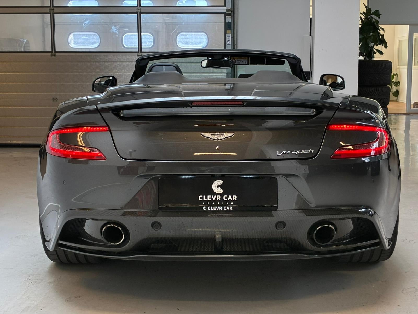 Grå Aston Martin Vanquish fra 2016 set udefra