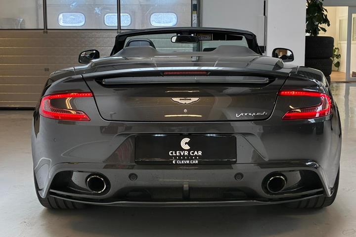 Grå Aston Martin Vanquish fra 2016 set udefra