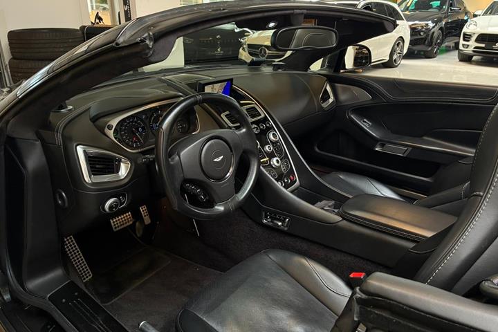 Grå Aston Martin Vanquish fra 2016 set indefra