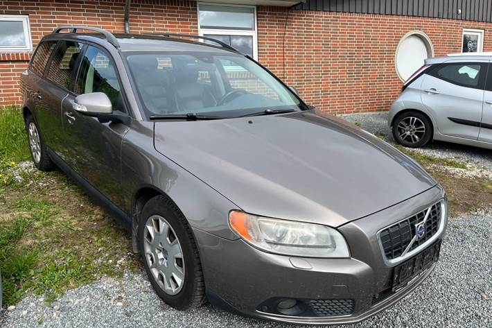 Beige Volvo V70 fra 2008