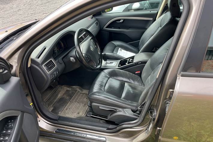 Beige Volvo V70 fra 2008