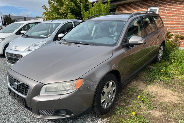 Beige Volvo V70 fra 2008
