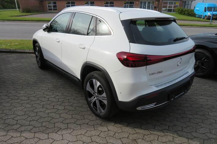 Hvid Mercedes EQA250 fra 2025