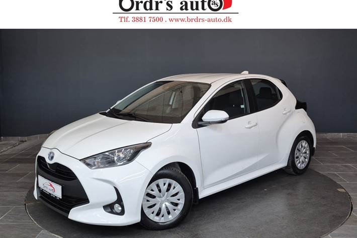 Hvid Toyota Yaris fra 2022 set udefra