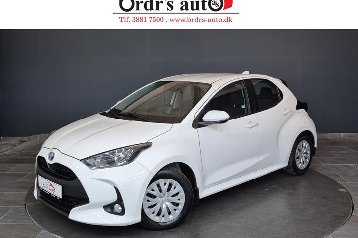 Hvid Toyota Yaris fra 2022 set udefra