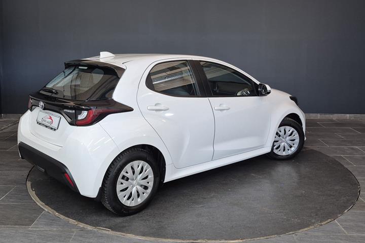 Hvid Toyota Yaris fra 2022