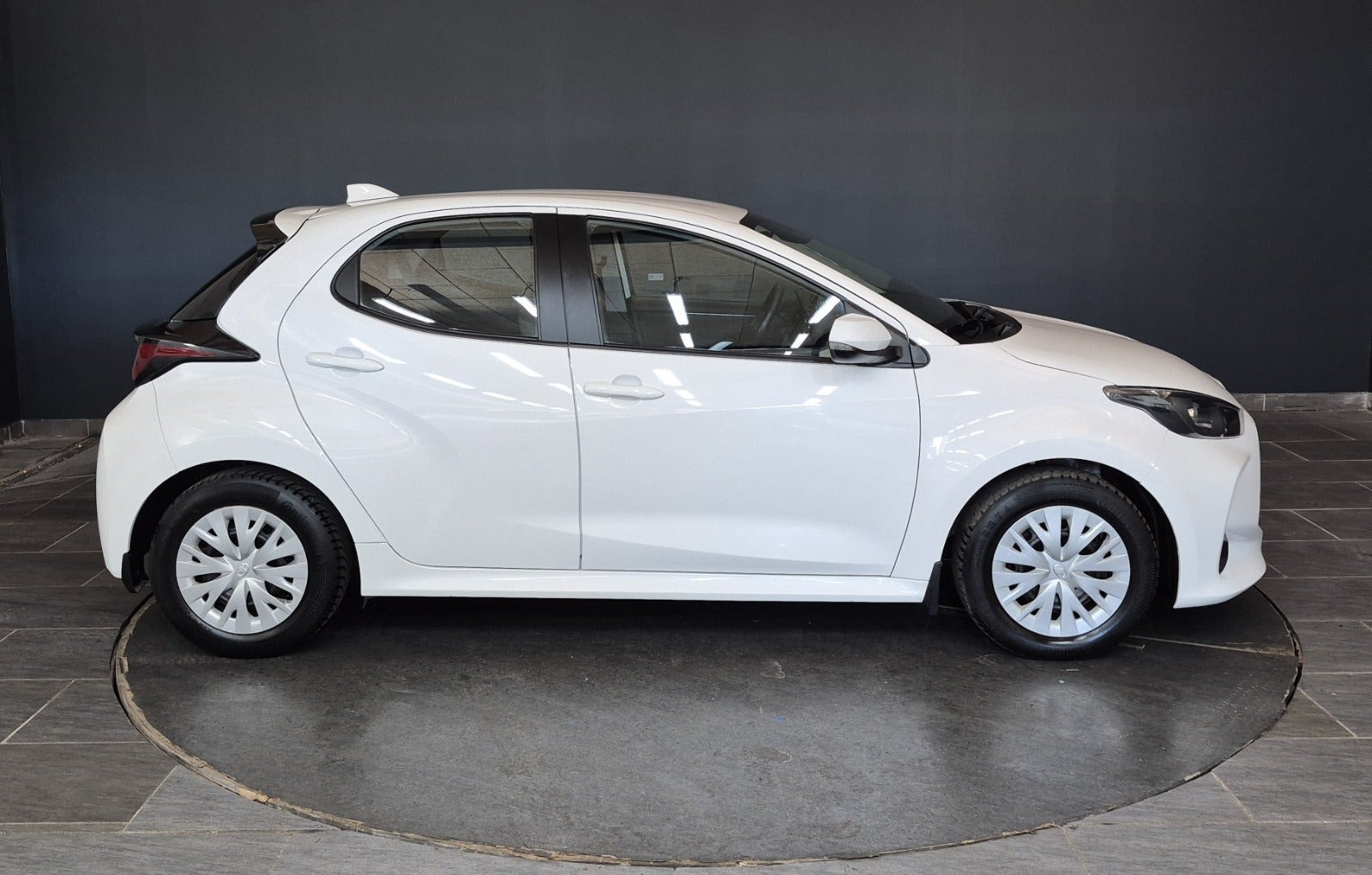 Hvid Toyota Yaris fra 2022