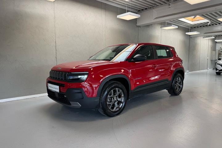 Rød Jeep Avenger fra 2023 set udefra