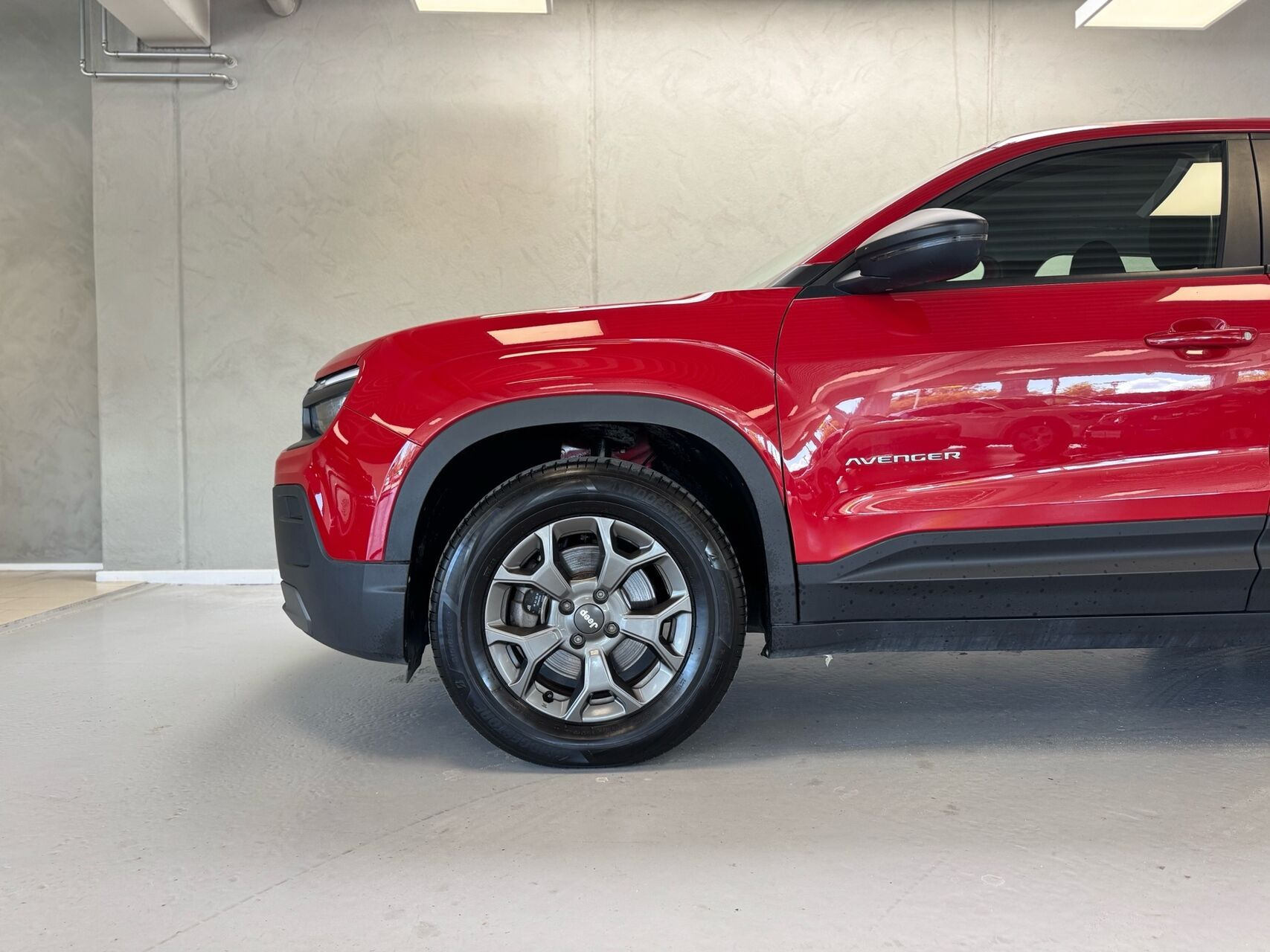 Rød Jeep Avenger fra 2023