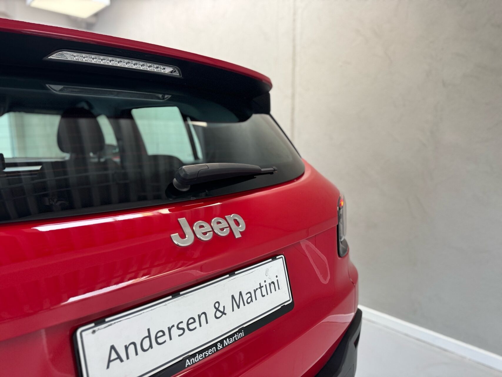 Rød Jeep Avenger fra 2023