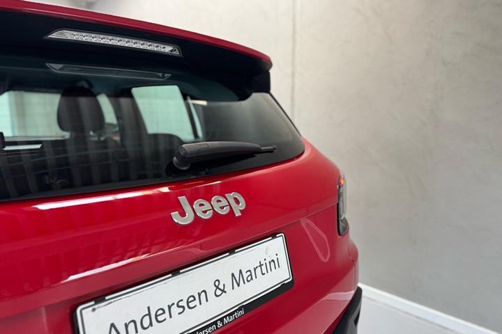 Rød Jeep Avenger fra 2023