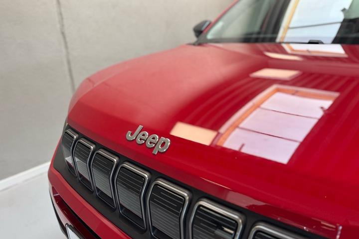 Rød Jeep Avenger fra 2023