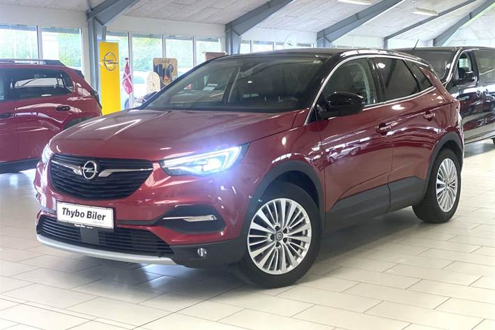 Rød Opel Grandland X fra 2019 set udefra