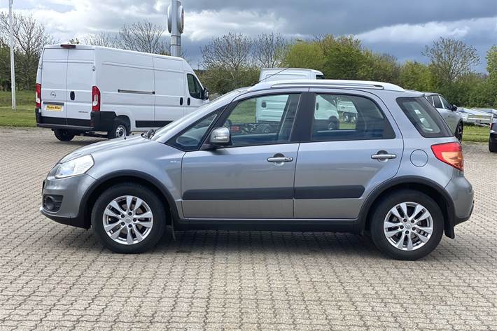 Grå Suzuki SX4 fra 2013