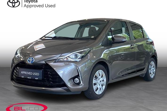 Bronze Toyota Yaris fra 2019 set udefra