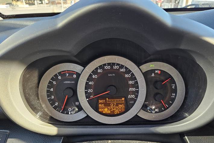 Grå Toyota RAV4 fra 2006
