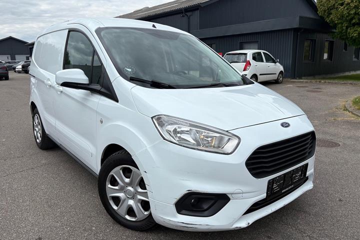 Hvid Ford Transit Courier fra 2021 set udefra