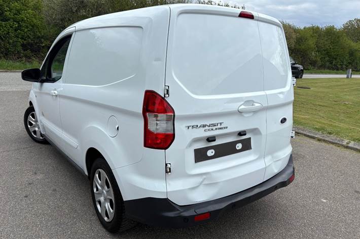 Hvid Ford Transit Courier fra 2021