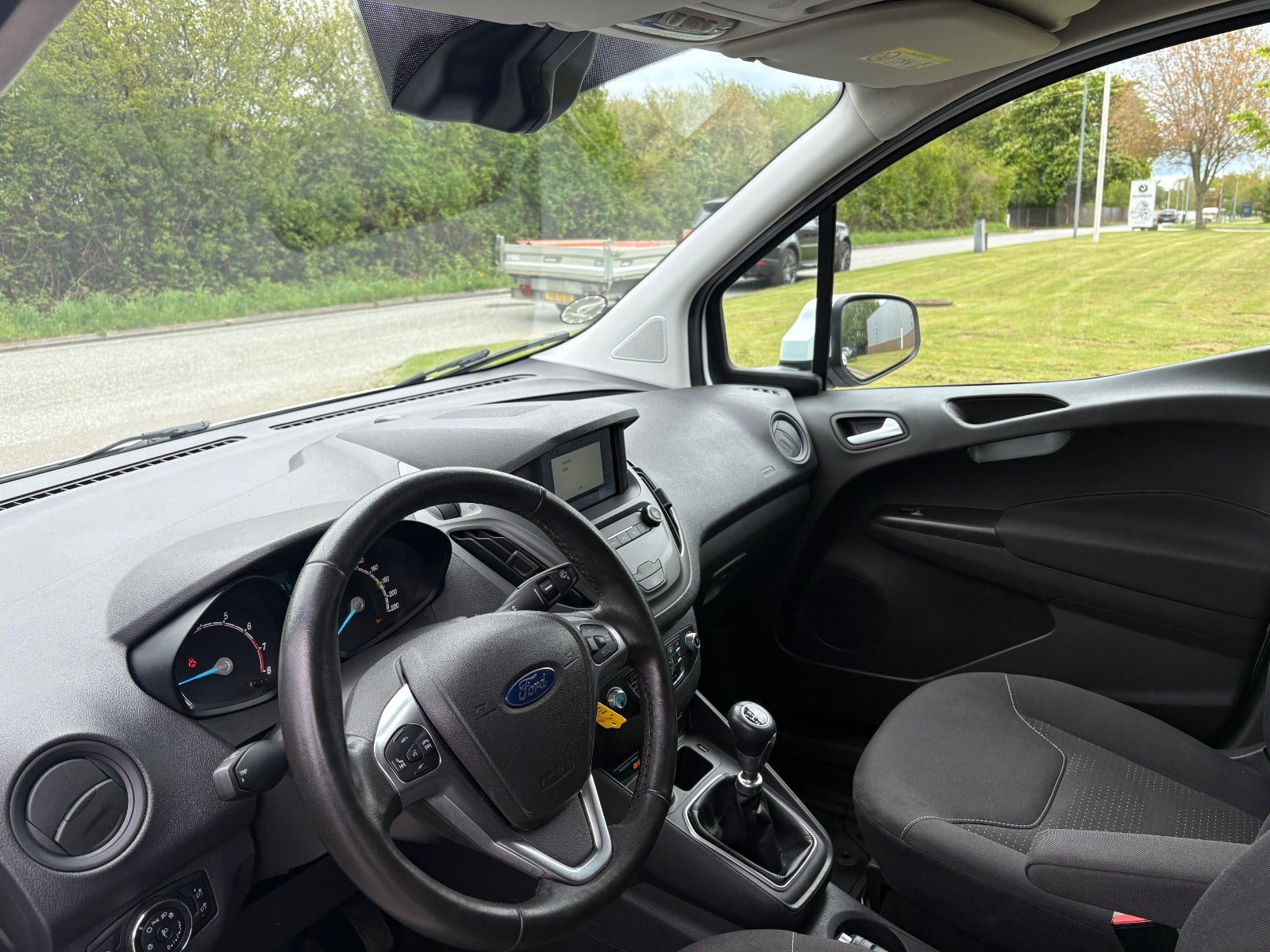 Hvid Ford Transit Courier fra 2021