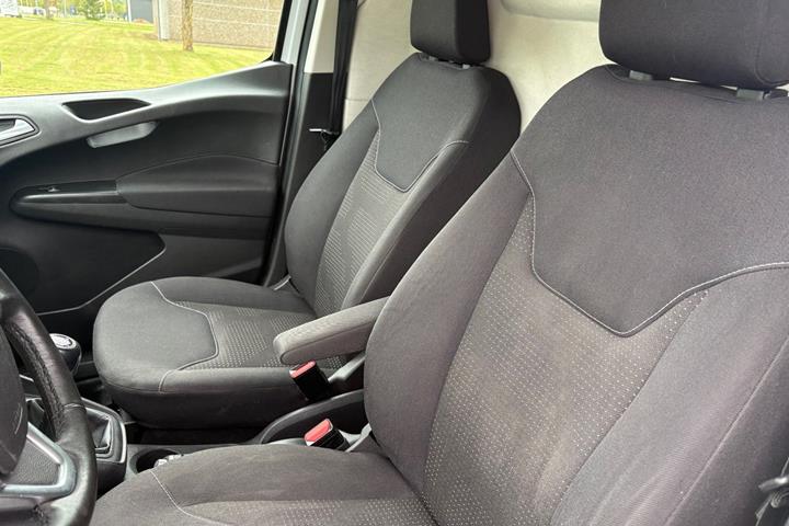 Hvid Ford Transit Courier fra 2021