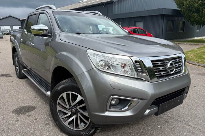 Sort Nissan Navara fra 2018 set udefra