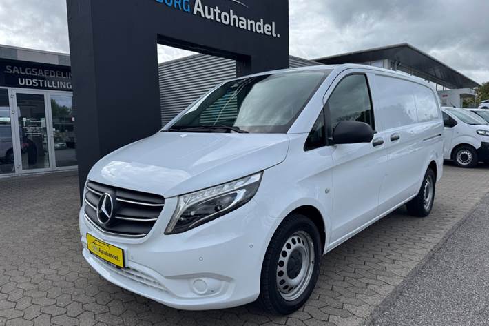 Hvid Mercedes Vito 114 fra 2021 set udefra